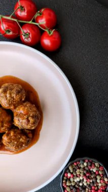 Et, domates soslu köfte, İtalyan yemeği, tuz ve baharatlı sığır eti. Tasarımın için arkaplan olarak domatesli köfte.