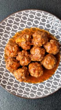 Et, domates soslu köfte, İtalyan yemeği, tuz ve baharatlı sığır eti. Tasarımın için arkaplan olarak domatesli köfte.