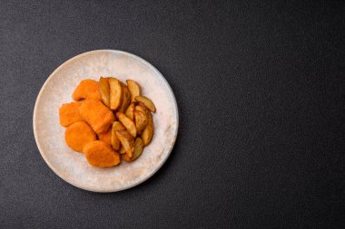 Çıtır tavuk nugget, tuzlu ve baharatlı et yemeği. Tavuk nugget, fast food, abur cubur.