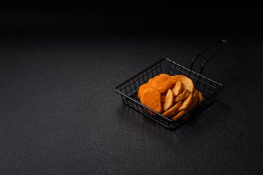 Çıtır tavuk nugget, tuzlu ve baharatlı et yemeği. Tavuk nugget, fast food, abur cubur.