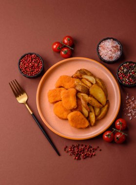 Çıtır tavuk nugget, tuzlu ve baharatlı et yemeği. Tavuk nugget, fast food, abur cubur.