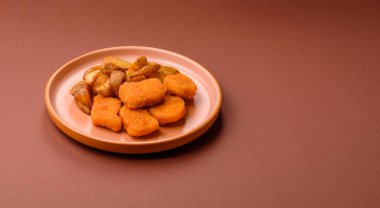Çıtır tavuk nugget, tuzlu ve baharatlı et yemeği. Tavuk nugget, fast food, abur cubur.