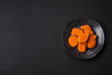 Çıtır tavuk nugget, tuzlu ve baharatlı et yemeği. Tavuk nugget, fast food, abur cubur.