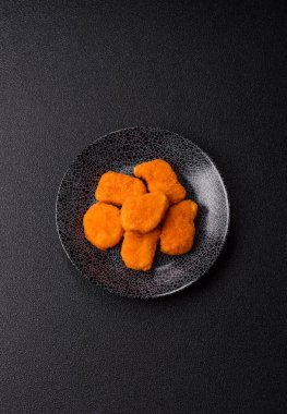 Çıtır tavuk nugget, tuzlu ve baharatlı et yemeği. Tavuk nugget, fast food, abur cubur.