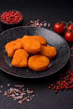 Çıtır tavuk nugget, tuzlu ve baharatlı et yemeği. Tavuk nugget, fast food, abur cubur.