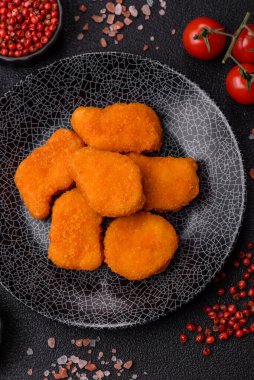 Çıtır tavuk nugget, tuzlu ve baharatlı et yemeği. Tavuk nugget, fast food, abur cubur.