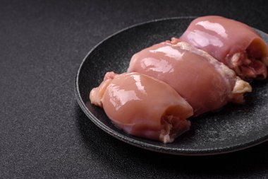 Çiğ tavuk budu fileto derisi ve kemiği olmadan tuz ve baharatla pişirmek için hazırlandı. Evde pişirmek için çiğ tavuk filetosu.