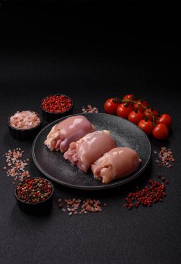 Çiğ tavuk budu fileto derisi ve kemiği olmadan tuz ve baharatla pişirmek için hazırlandı. Evde pişirmek için çiğ tavuk filetosu.