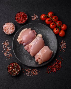 Çiğ tavuk budu fileto derisi ve kemiği olmadan tuz ve baharatla pişirmek için hazırlandı. Evde pişirmek için çiğ tavuk filetosu.