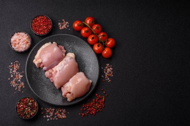 Çiğ tavuk budu fileto derisi ve kemiği olmadan tuz ve baharatla pişirmek için hazırlandı. Evde pişirmek için çiğ tavuk filetosu.