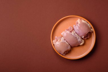 Çiğ tavuk budu fileto derisi ve kemiği olmadan tuz ve baharatla pişirmek için hazırlandı. Evde pişirmek için çiğ tavuk filetosu.