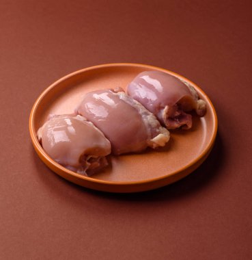 Çiğ tavuk budu fileto derisi ve kemiği olmadan tuz ve baharatla pişirmek için hazırlandı. Evde pişirmek için çiğ tavuk filetosu.