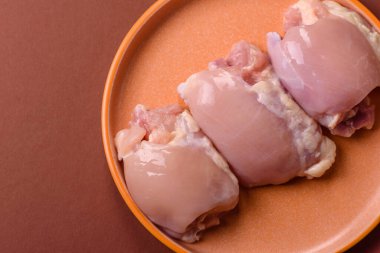 Çiğ tavuk budu fileto derisi ve kemiği olmadan tuz ve baharatla pişirmek için hazırlandı. Evde pişirmek için çiğ tavuk filetosu.