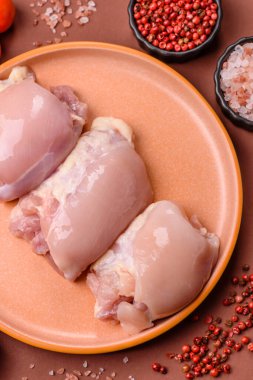 Çiğ tavuk budu fileto derisi ve kemiği olmadan tuz ve baharatla pişirmek için hazırlandı. Evde pişirmek için çiğ tavuk filetosu.