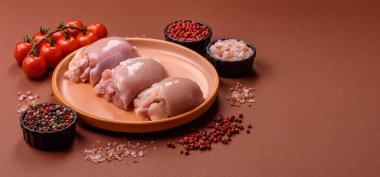 Çiğ tavuk budu fileto derisi ve kemiği olmadan tuz ve baharatla pişirmek için hazırlandı. Evde pişirmek için çiğ tavuk filetosu.