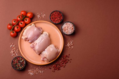 Çiğ tavuk budu fileto derisi ve kemiği olmadan tuz ve baharatla pişirmek için hazırlandı. Evde pişirmek için çiğ tavuk filetosu.