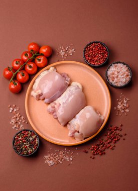 Çiğ tavuk budu fileto derisi ve kemiği olmadan tuz ve baharatla pişirmek için hazırlandı. Evde pişirmek için çiğ tavuk filetosu.