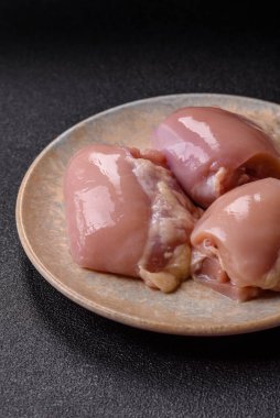 Çiğ tavuk budu fileto derisi ve kemiği olmadan tuz ve baharatla pişirmek için hazırlandı. Evde pişirmek için çiğ tavuk filetosu.