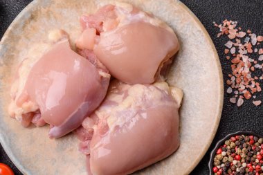 Çiğ tavuk budu fileto derisi ve kemiği olmadan tuz ve baharatla pişirmek için hazırlandı. Evde pişirmek için çiğ tavuk filetosu.