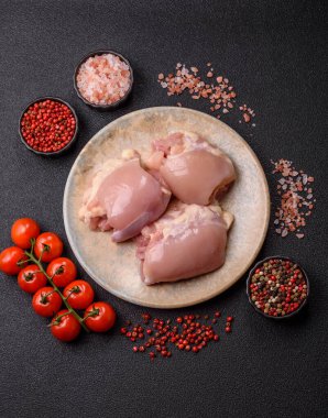 Çiğ tavuk budu fileto derisi ve kemiği olmadan tuz ve baharatla pişirmek için hazırlandı. Evde pişirmek için çiğ tavuk filetosu.