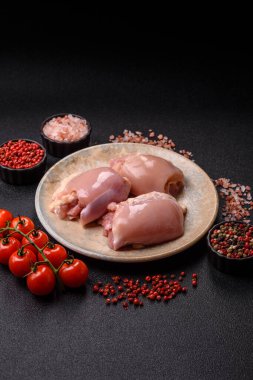 Çiğ tavuk budu fileto derisi ve kemiği olmadan tuz ve baharatla pişirmek için hazırlandı. Evde pişirmek için çiğ tavuk filetosu.