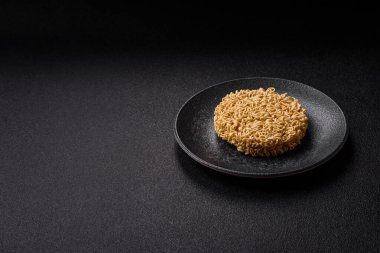 Anında erişte ya da ramen, Asya yemeği, sebze ve baharatlı makarna. Erişte, hazır yemek, hazır yemek.