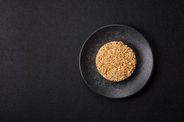 Anında erişte ya da ramen, Asya yemeği, sebze ve baharatlı makarna. Erişte, hazır yemek, hazır yemek.