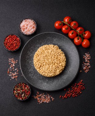 Anında erişte ya da ramen, Asya yemeği, sebze ve baharatlı makarna. Erişte, hazır yemek, hazır yemek.