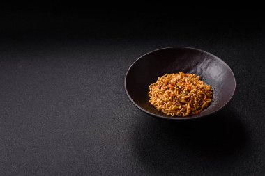 Anında erişte ya da ramen, Asya yemeği, sebze ve baharatlı makarna. Erişte, hazır yemek, hazır yemek.