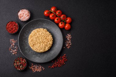 Anında erişte ya da ramen, Asya yemeği, sebze ve baharatlı makarna. Erişte, hazır yemek, hazır yemek.