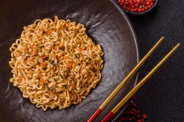 Anında erişte ya da ramen, Asya yemeği, sebze ve baharatlı makarna. Erişte, hazır yemek, hazır yemek.