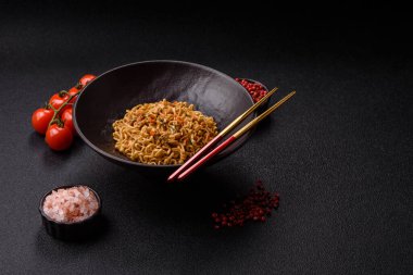 Anında erişte ya da ramen, Asya yemeği, sebze ve baharatlı makarna. Erişte, hazır yemek, hazır yemek.