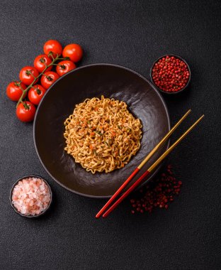 Anında erişte ya da ramen, Asya yemeği, sebze ve baharatlı makarna. Erişte, hazır yemek, hazır yemek.