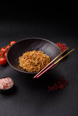 Anında erişte ya da ramen, Asya yemeği, sebze ve baharatlı makarna. Erişte, hazır yemek, hazır yemek.