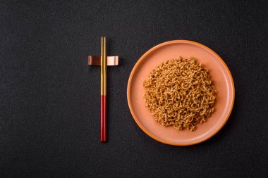 Anında erişte ya da ramen, Asya yemeği, sebze ve baharatlı makarna. Erişte, hazır yemek, hazır yemek.