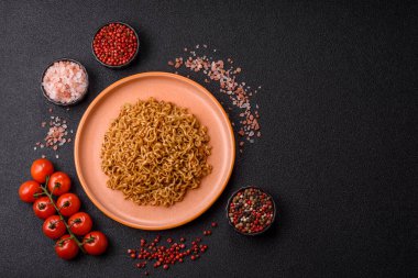 Anında erişte ya da ramen, Asya yemeği, sebze ve baharatlı makarna. Erişte, hazır yemek, hazır yemek.