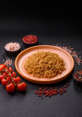 Anında erişte ya da ramen, Asya yemeği, sebze ve baharatlı makarna. Erişte, hazır yemek, hazır yemek.