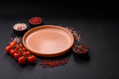 Tek renkli kahverengi arka planda boş seramik plaka. Yemek masasında çatal bıçak takımı olan boş bir tabak.