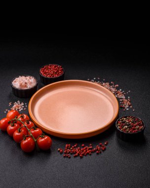 Tek renkli kahverengi arka planda boş seramik plaka. Yemek masasında çatal bıçak takımı olan boş bir tabak.