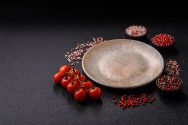 Tek renkli kahverengi arka planda boş seramik plaka. Yemek masasında çatal bıçak takımı olan boş bir tabak.