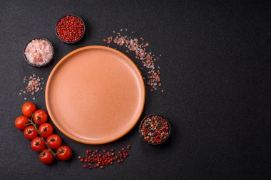 Tek renkli kahverengi arka planda boş seramik plaka. Yemek masasında çatal bıçak takımı olan boş bir tabak.