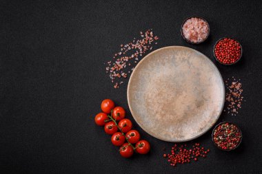 Tek renkli kahverengi arka planda boş seramik plaka. Yemek masasında çatal bıçak takımı olan boş bir tabak.