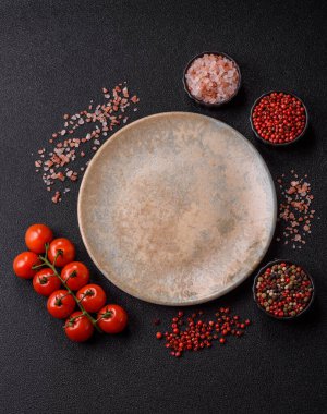 Tek renkli kahverengi arka planda boş seramik plaka. Yemek masasında çatal bıçak takımı olan boş bir tabak.