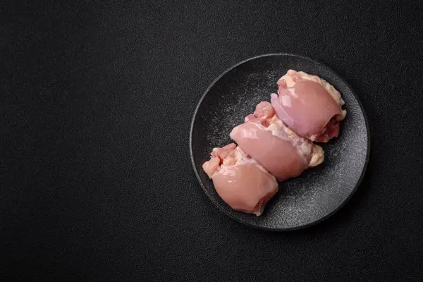 Çiğ tavuk budu fileto derisi ve kemiği olmadan tuz ve baharatla pişirmek için hazırlandı. Evde pişirmek için çiğ tavuk filetosu.