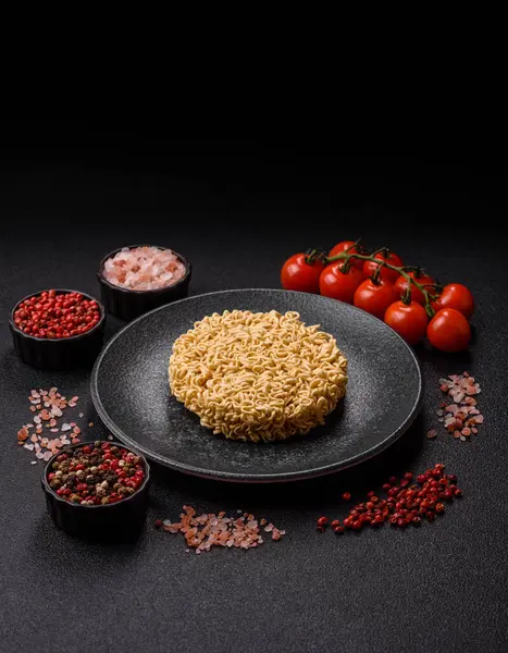 Anında erişte ya da ramen, Asya yemeği, sebze ve baharatlı makarna. Erişte, hazır yemek, hazır yemek.