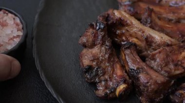 Et, salamurada biftek, tuzlu ve baharatlı ızgara. Izgara kaburga, ızgara et.