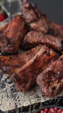 Et, salamurada biftek, tuzlu ve baharatlı ızgara. Izgara kaburga, ızgara et.