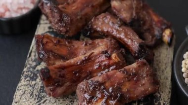 Et, salamurada biftek, tuzlu ve baharatlı ızgara. Izgara kaburga, ızgara et.