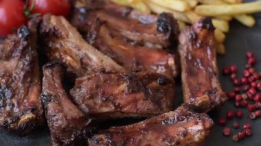 Et, salamurada biftek, tuzlu ve baharatlı ızgara. Izgara kaburga, ızgara et.