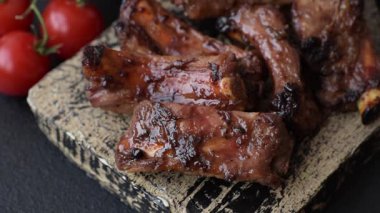 Et, salamurada biftek, tuzlu ve baharatlı ızgara. Izgara kaburga, ızgara et.